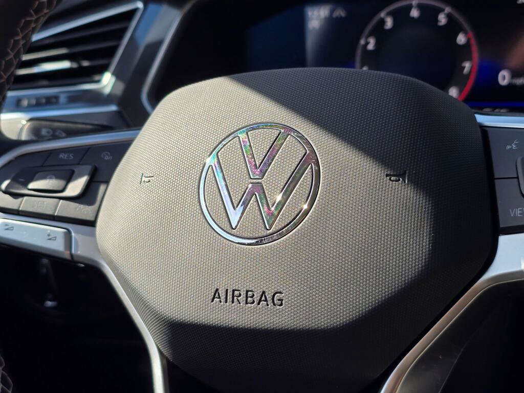 Used 2022 Volkswagen Tiguan SE w/ Panoramic Sunroof Package AWD/4WD image 30