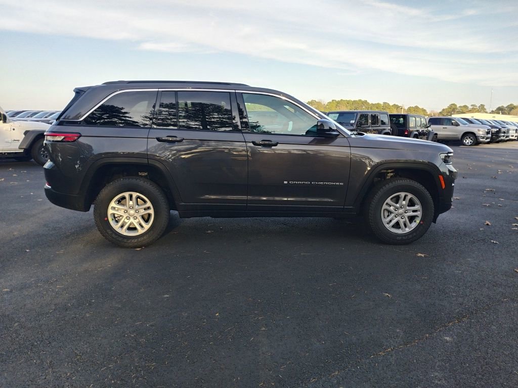 New 2025 Jeep Grand Cherokee Laredo image 4