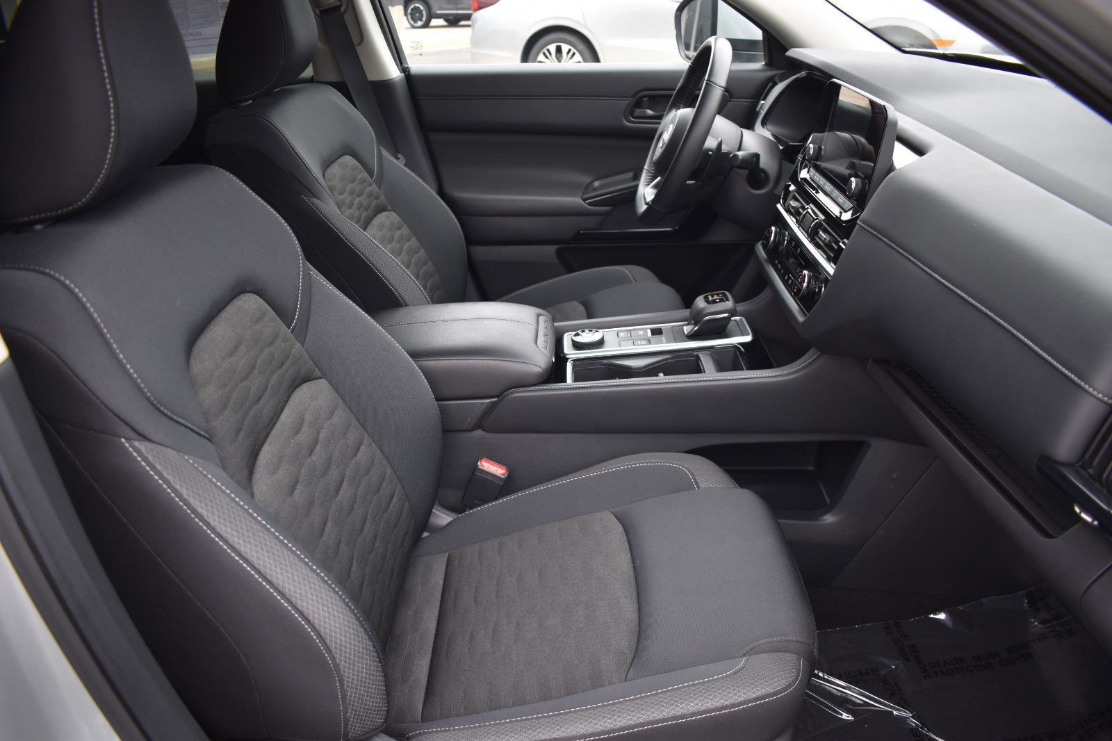Used 2025 Nissan Pathfinder SV image 14
