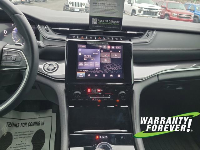 Used 2022 Jeep Grand Cherokee L Laredo image 11