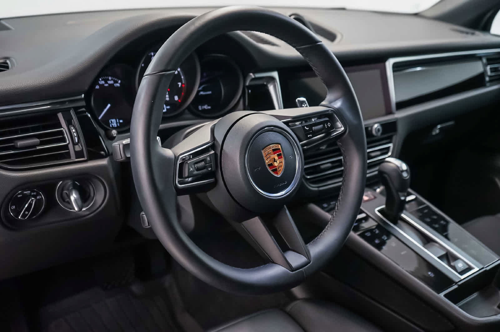 Certified 2026 Porsche Macan AWD/4WD image 4