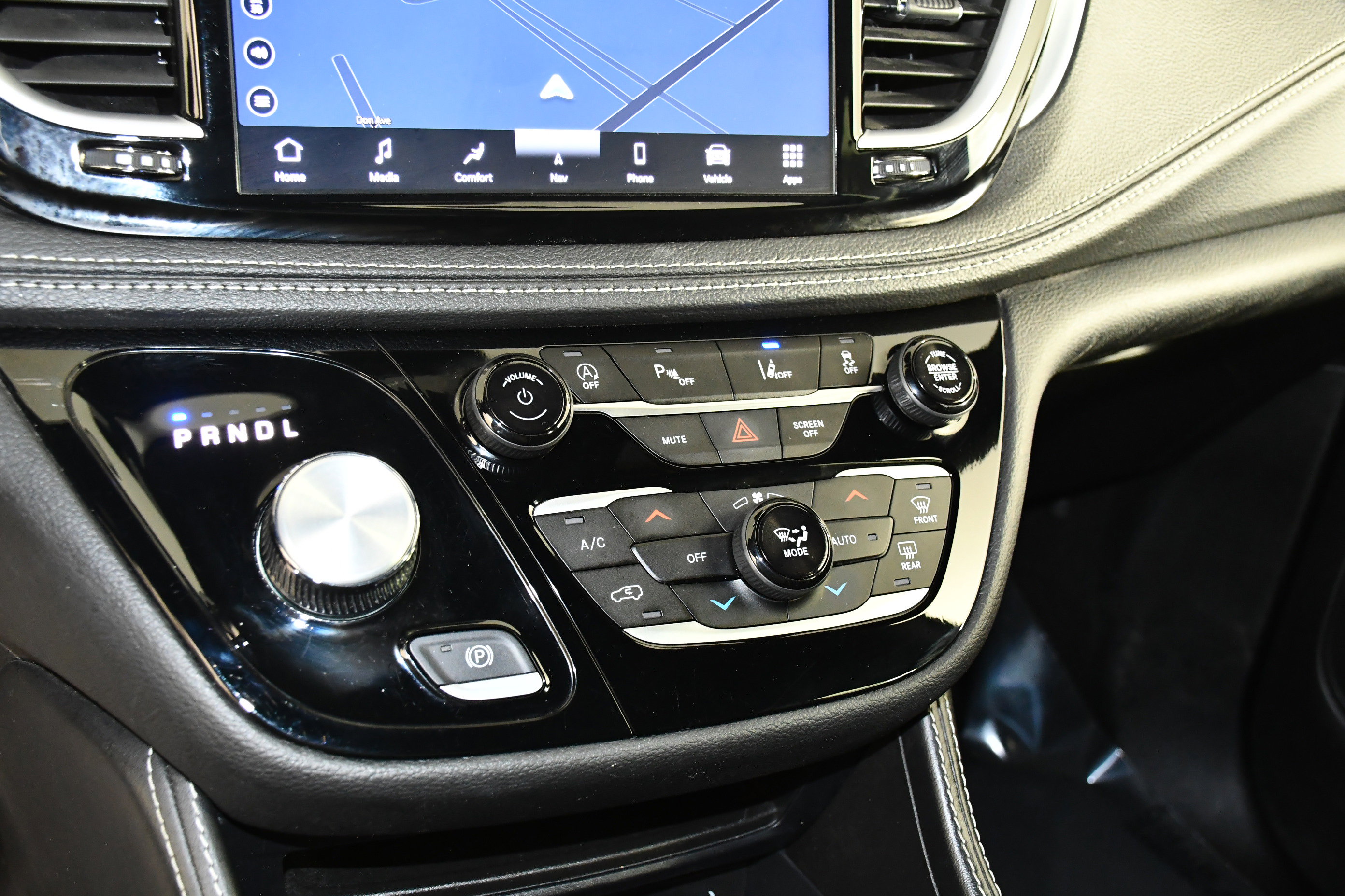 Used 2025 Chrysler Pacifica Limited image 30