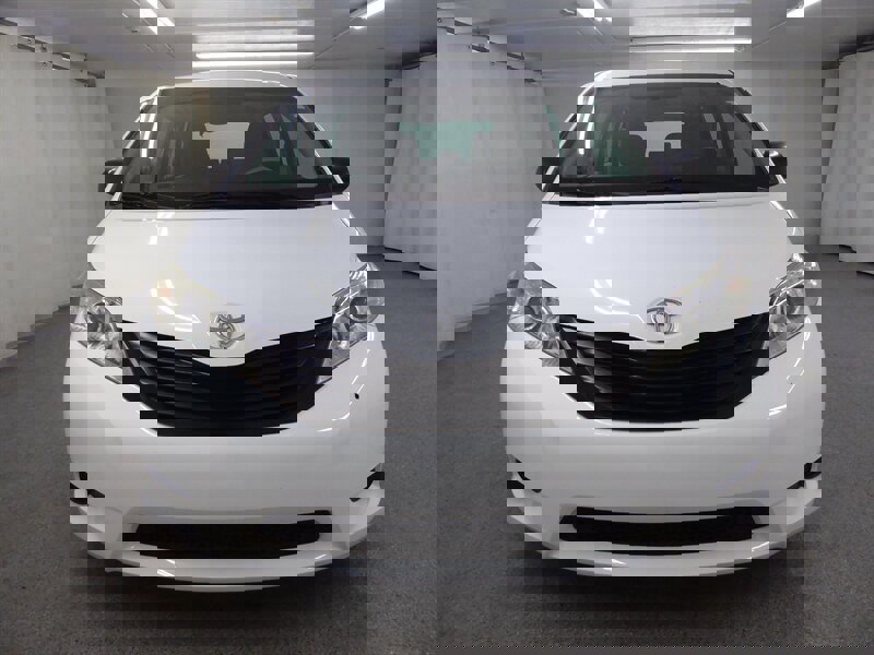 Used 2014 Toyota Sienna L image 2