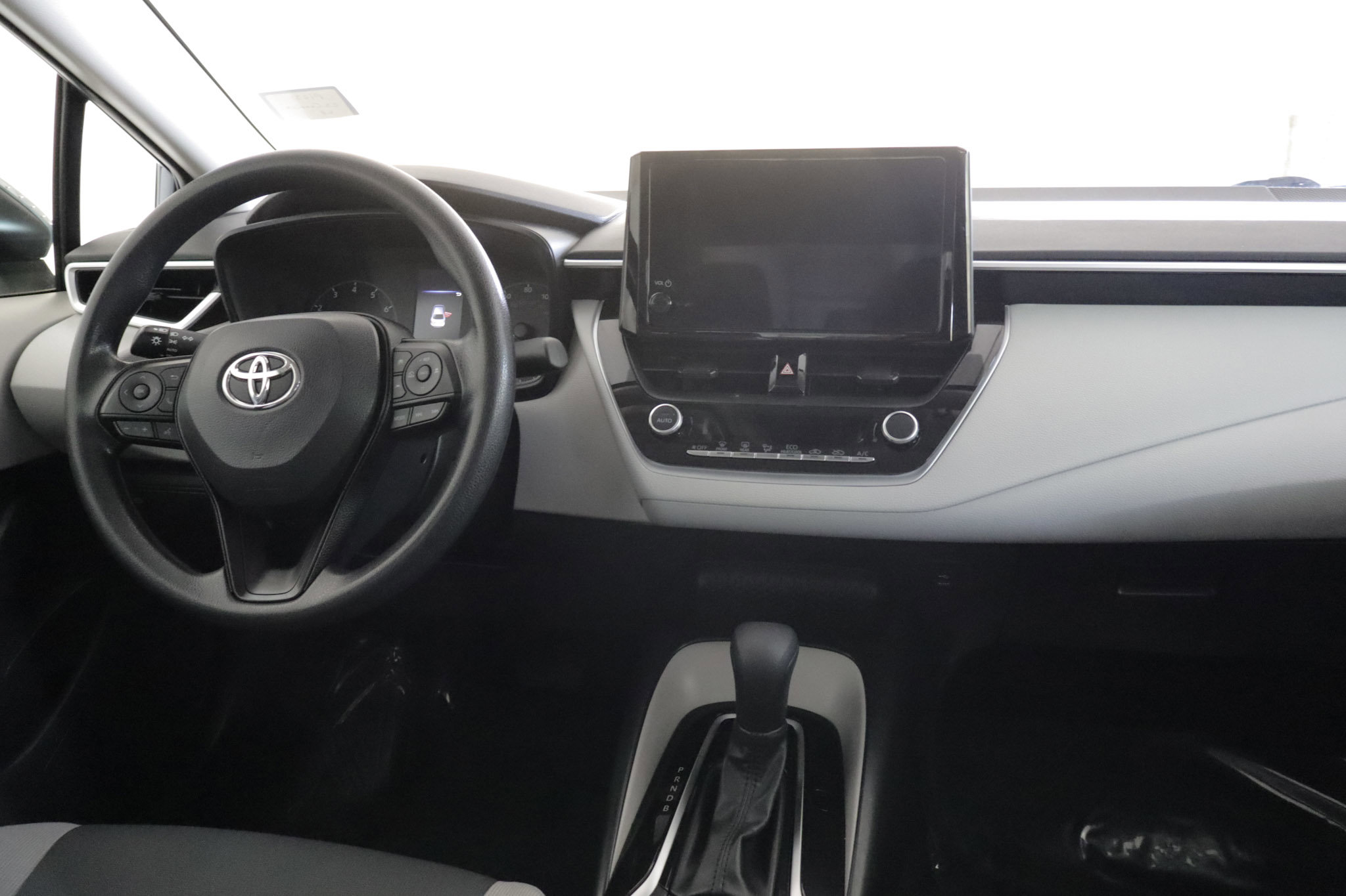 Used 2023 Toyota Corolla LE image 2