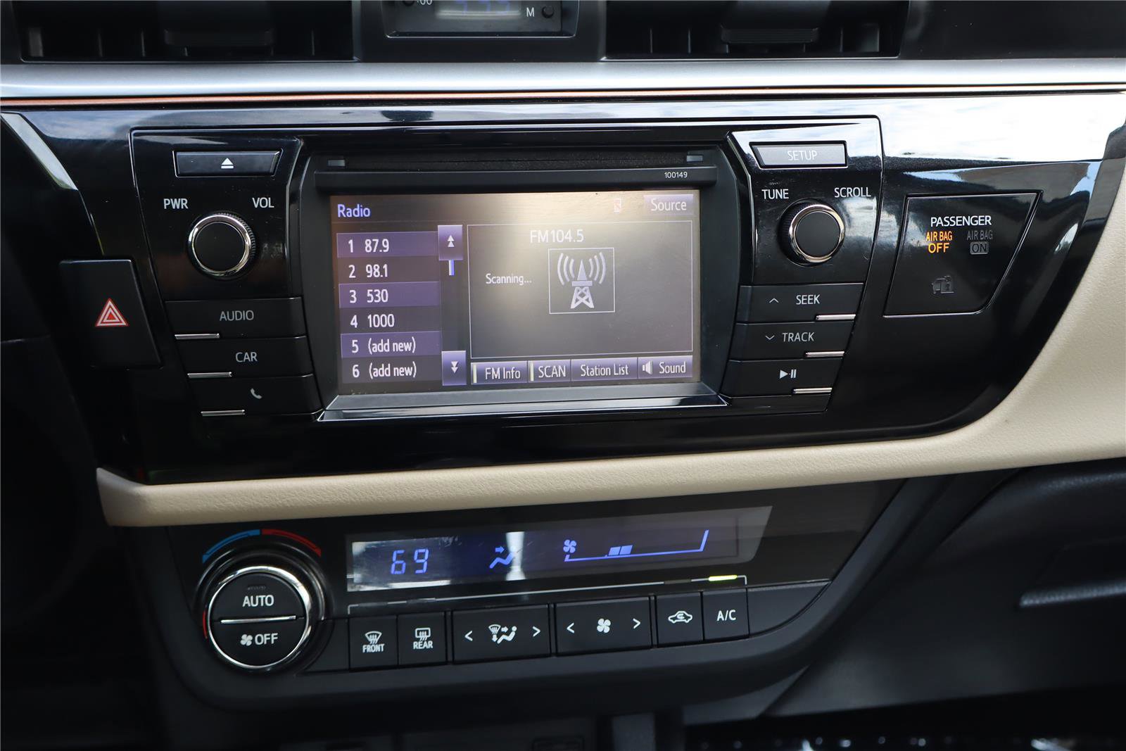 Used 2014 Toyota Corolla LE FWD image 16