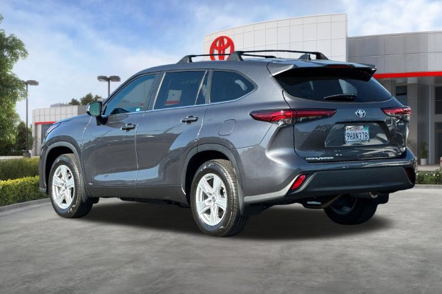 Used 2023 Toyota Highlander LE AWD/4WD image 6