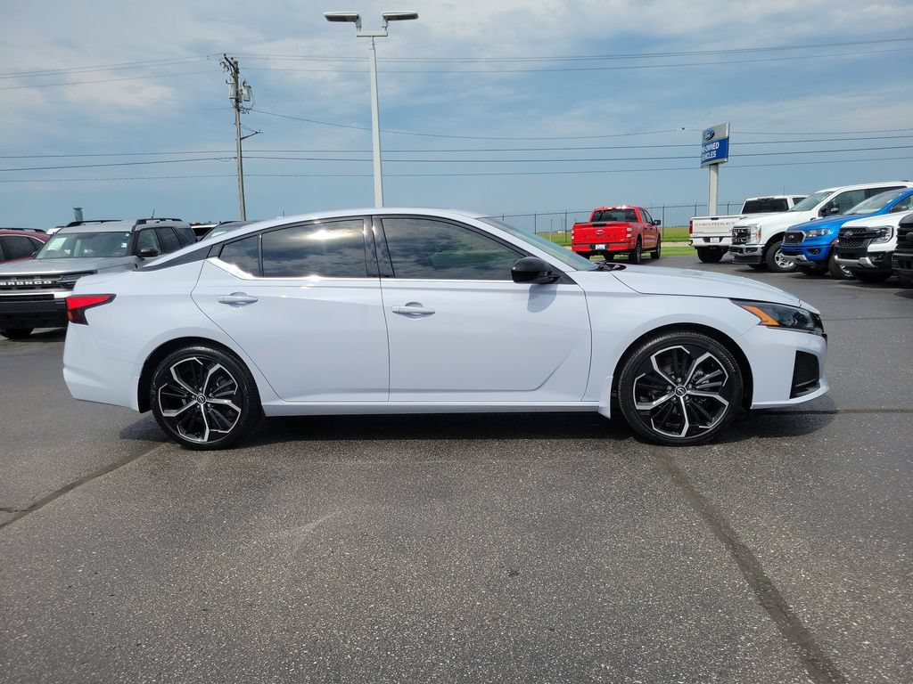 Used 2024 Nissan Altima 2.5 SR w/ SR Premium Package FWD image 3