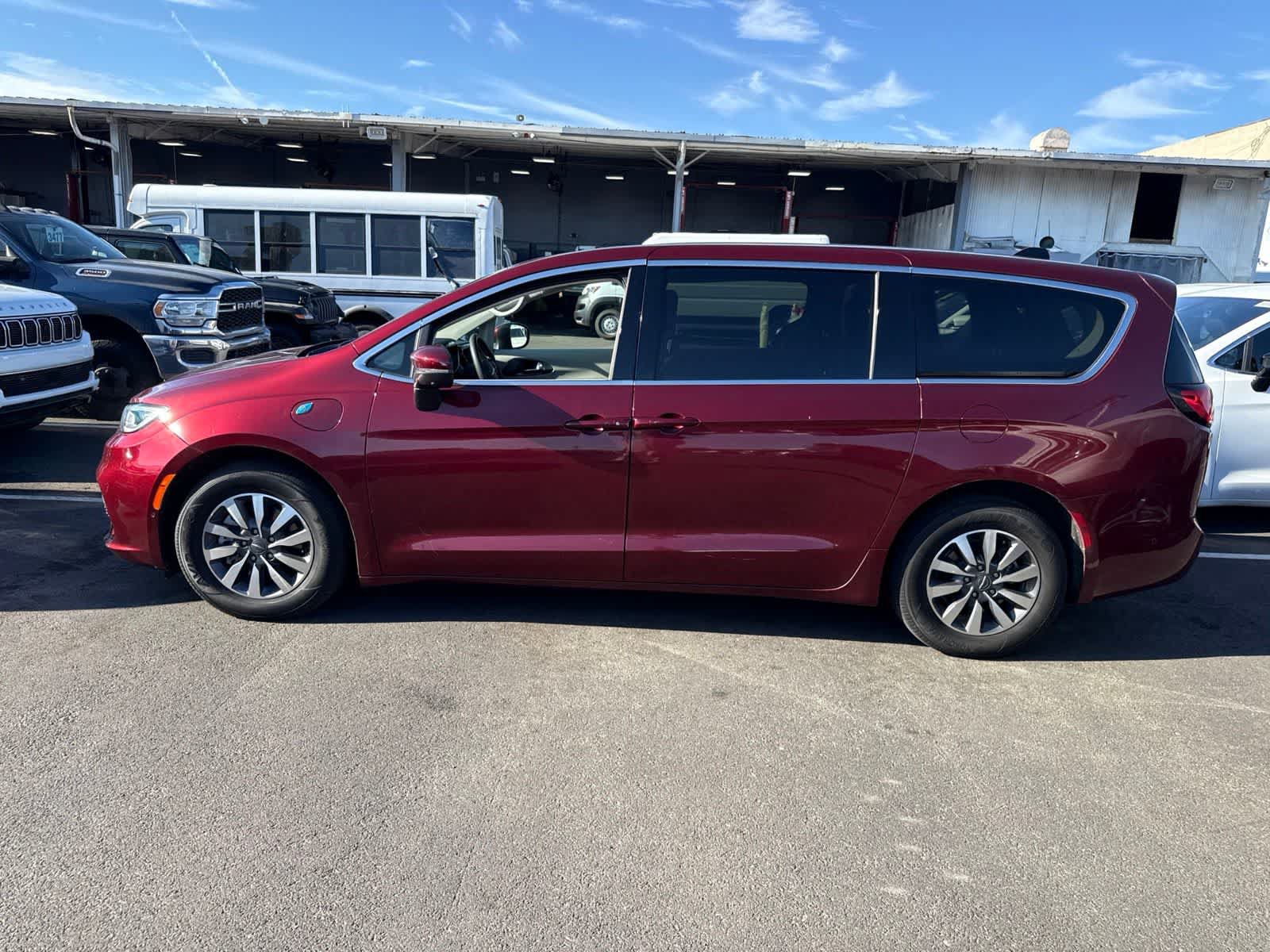 Used 2023 Chrysler Pacifica Touring-L FWD image 4