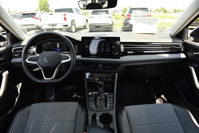 Used 2025 Volkswagen Jetta SE w/ Sunroof Package FWD image 7