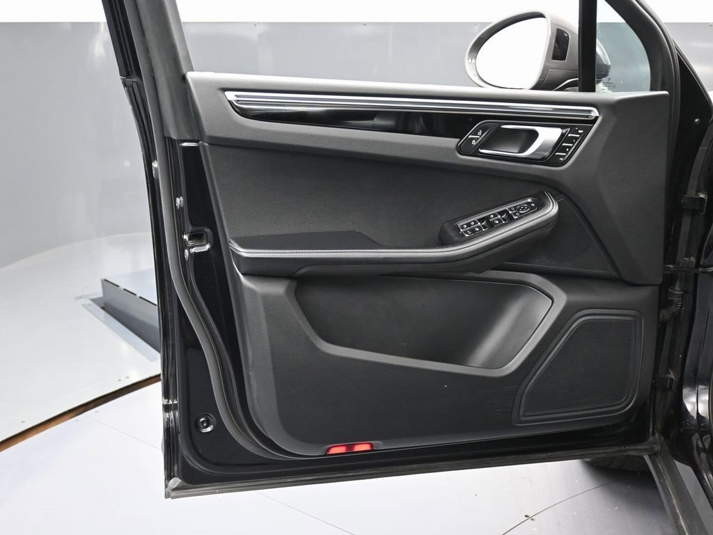 Used 2023 Porsche Macan Turbo image 43