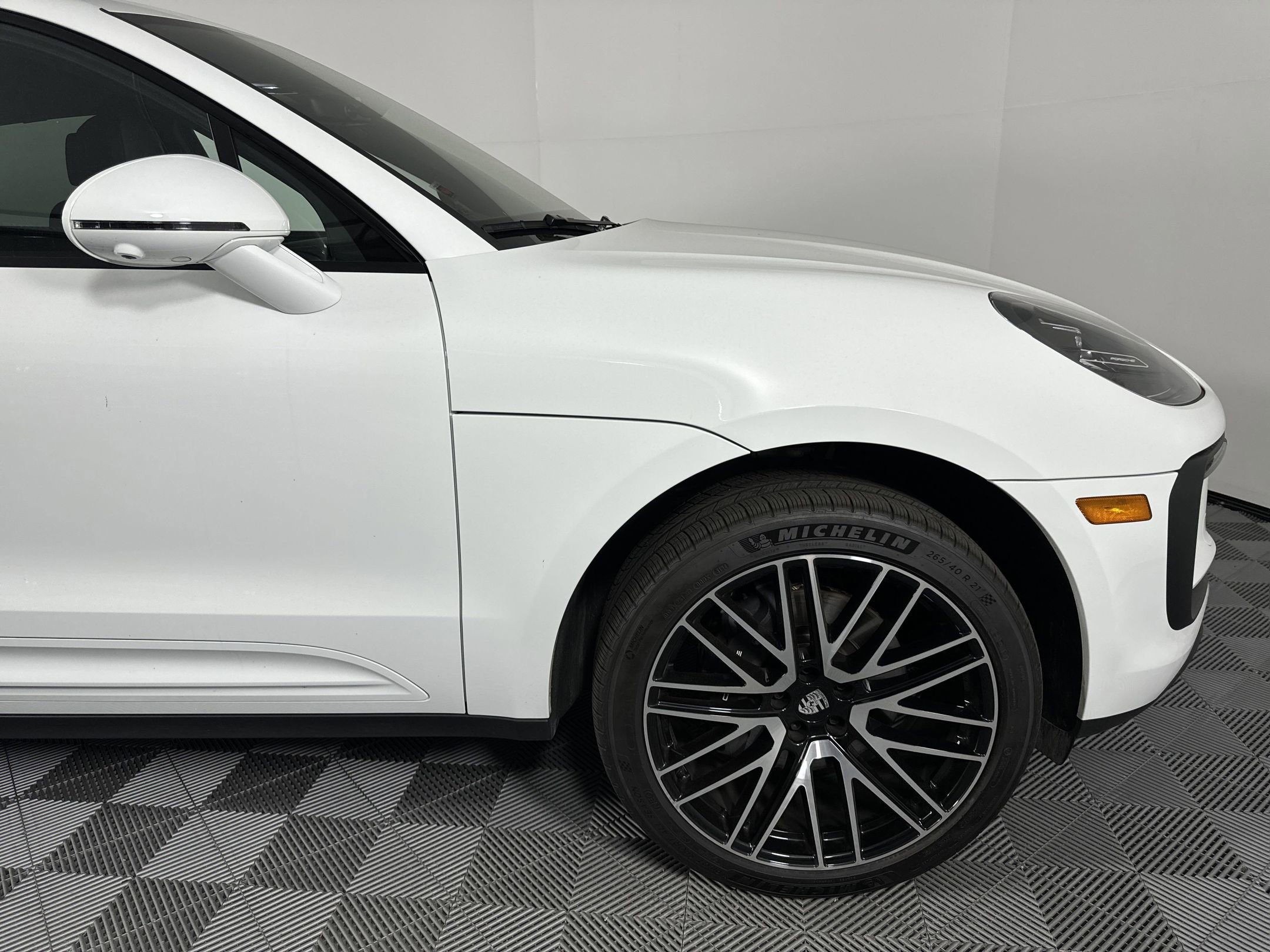 Certified 2025 Porsche Macan image 12