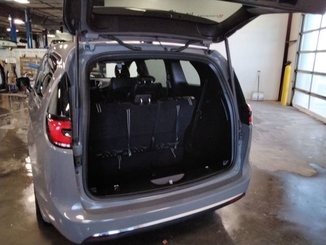 Used 2025 Chrysler Pacifica Select image 12