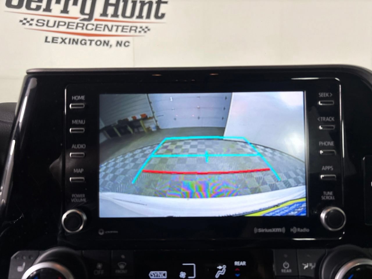 Used 2021 Toyota Highlander XLE FWD image 18