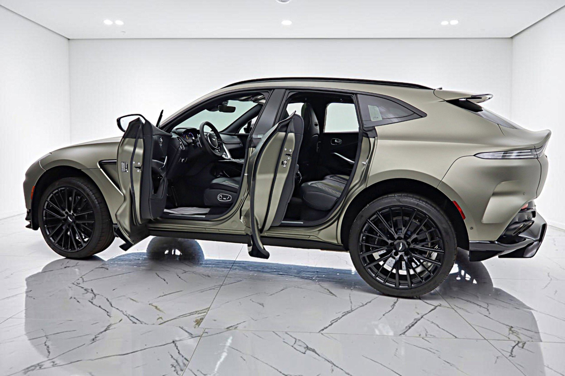 Used 2023 Aston Martin DBX 707 image 5
