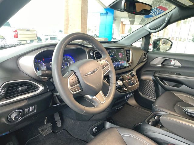 Used 2025 Chrysler Pacifica Select FWD image 10