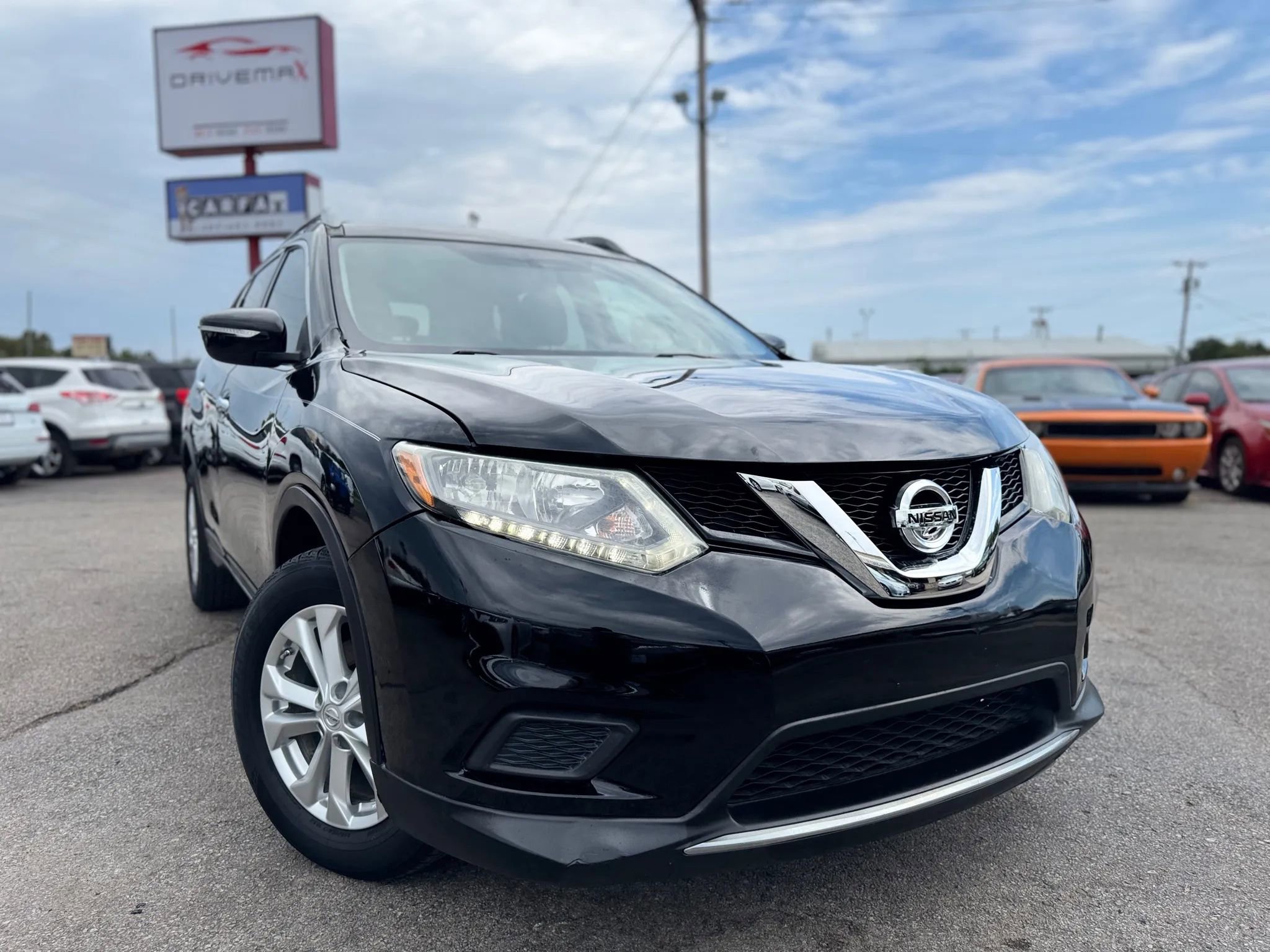 Used 2015 Nissan Rogue SV image 1