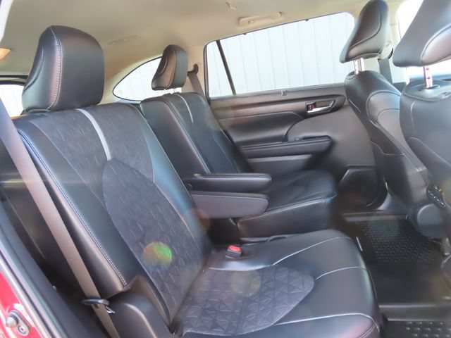 Used 2024 Toyota Highlander LE AWD/4WD image 30