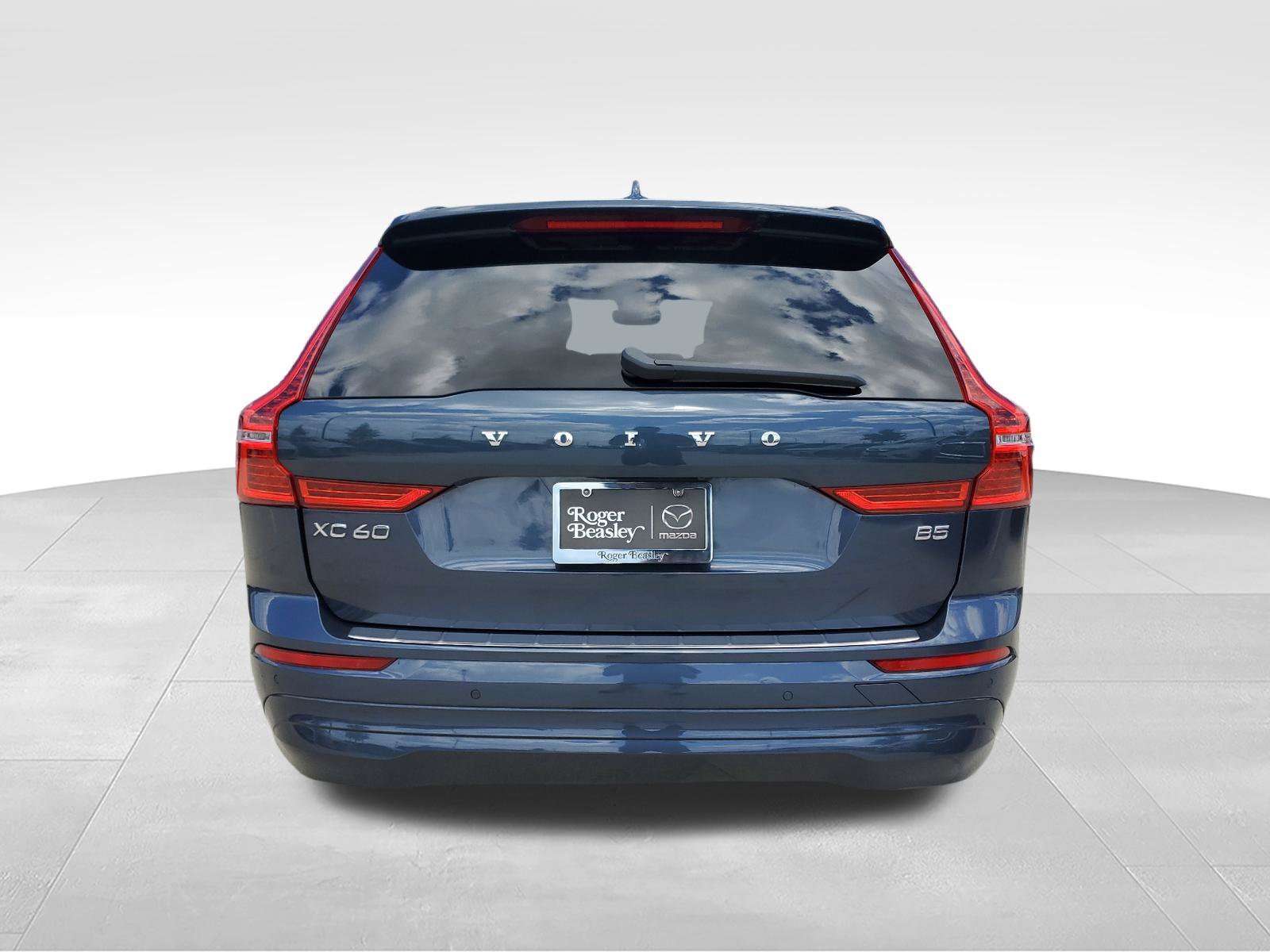 Used 2022 Volvo XC60 B5 Momentum w/ Protection Package Premier FWD image 6
