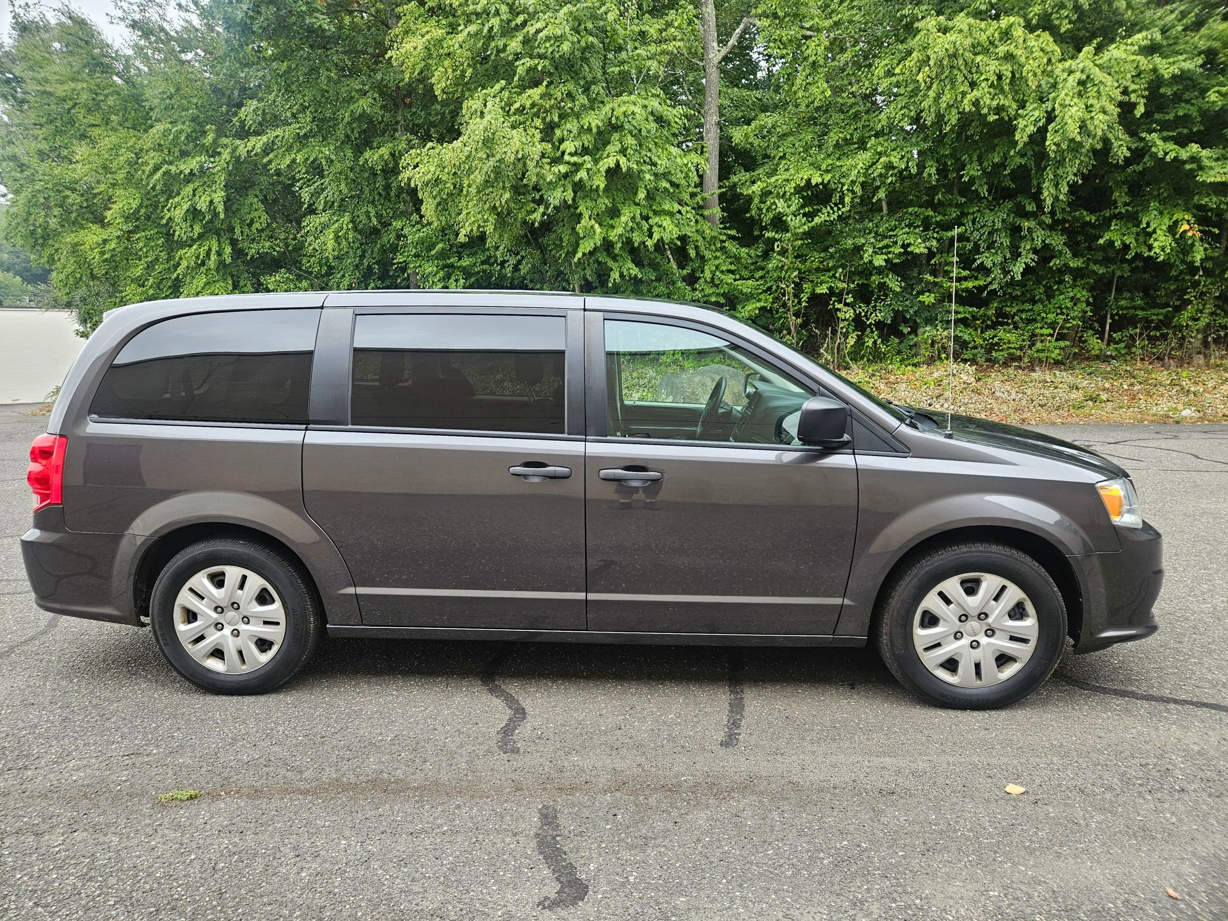 Used 2019 Dodge Grand Caravan SE w/ UConnect Hands-Free Group image 4