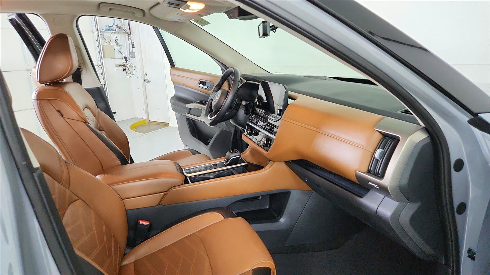 Used 2024 Nissan Pathfinder Platinum FWD image 22