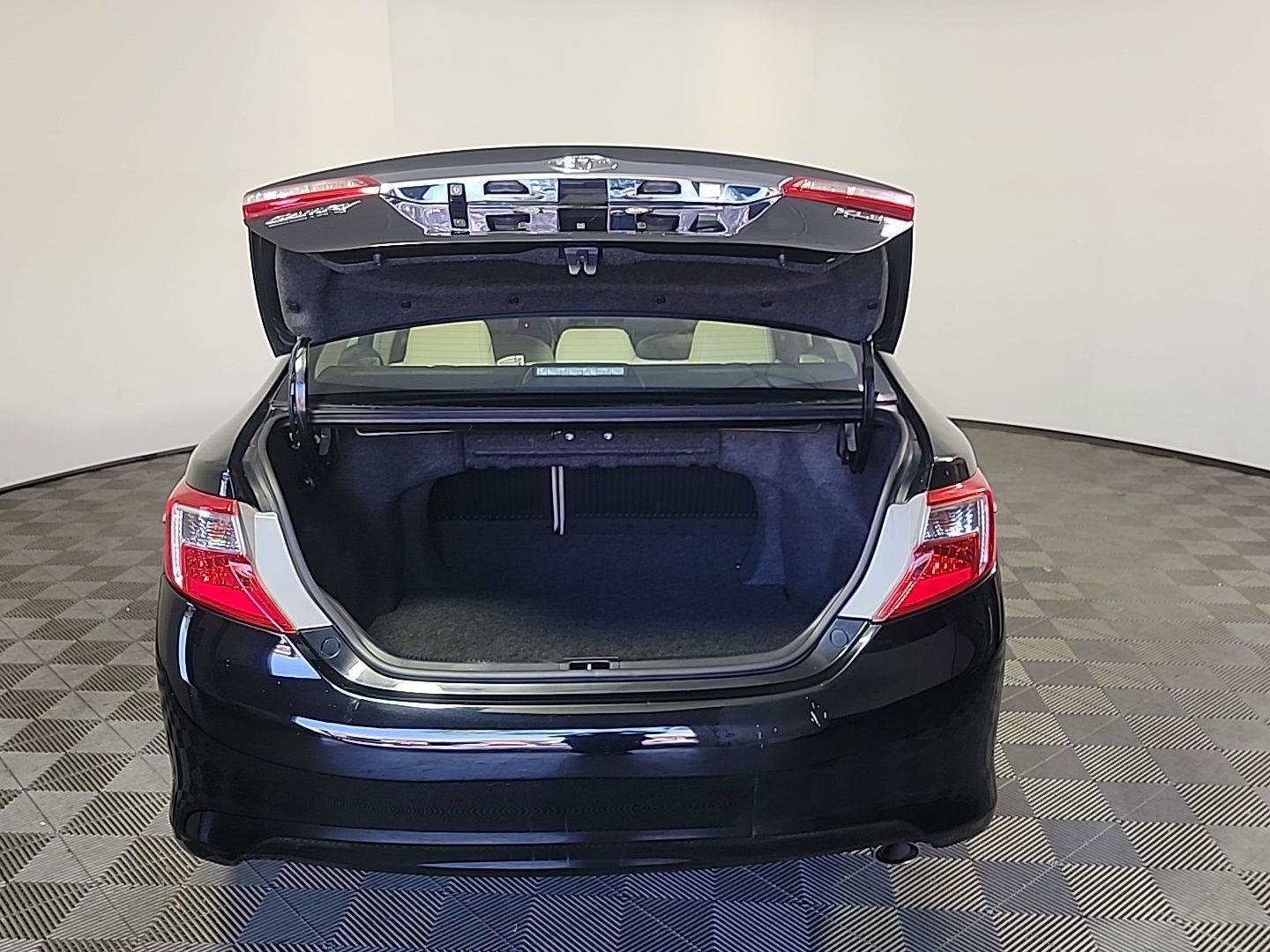 Used 2012 Toyota Camry XLE w/ Leather Pkg FWD image 6