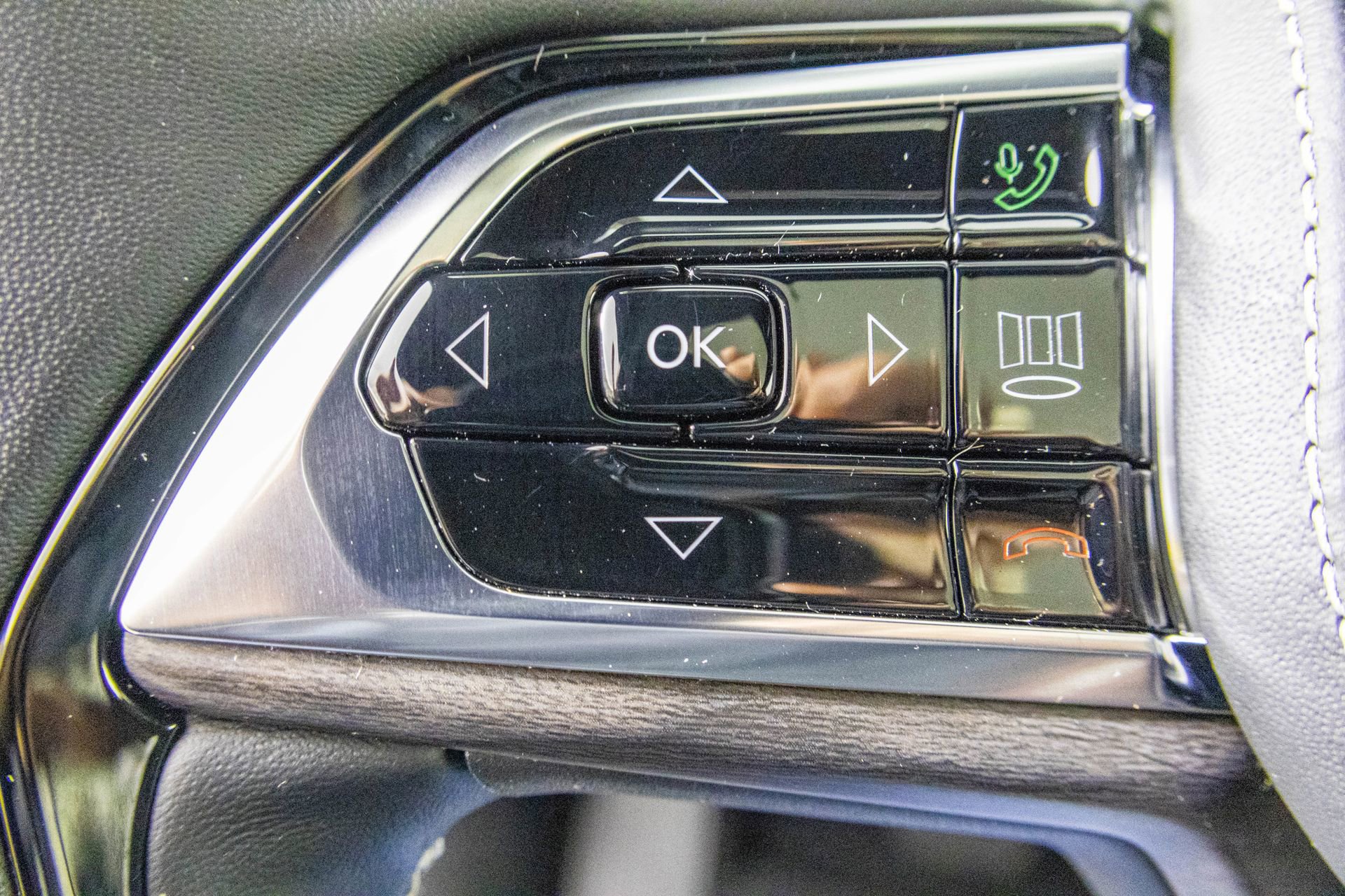 Used 2023 Jeep Grand Cherokee Overland w/ Adv Protech Group III image 32