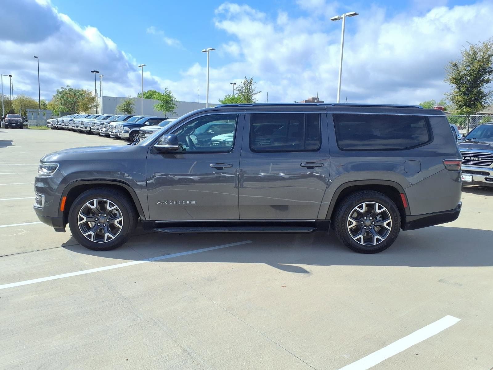 Used 2024 Jeep Wagoneer L Series III w/ Flexible Seating Group AWD/4WD image 8