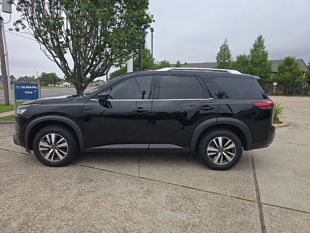 Used 2023 Nissan Pathfinder SL w/ Lighting Package (N92) FWD image 10