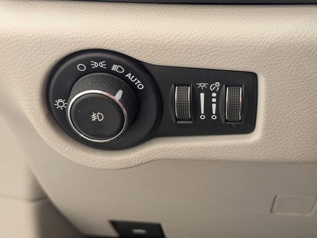 Used 2019 Chrysler Pacifica Touring-L image 14