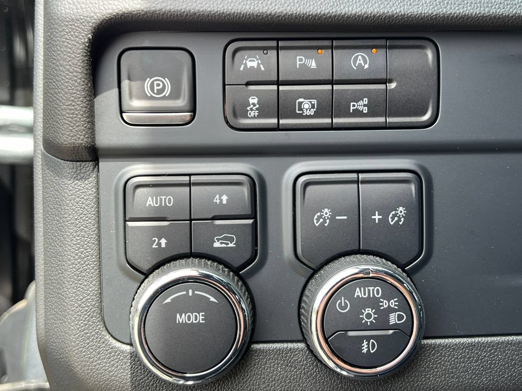 Used 2025 Chevrolet Suburban Premier AWD/4WD image 22