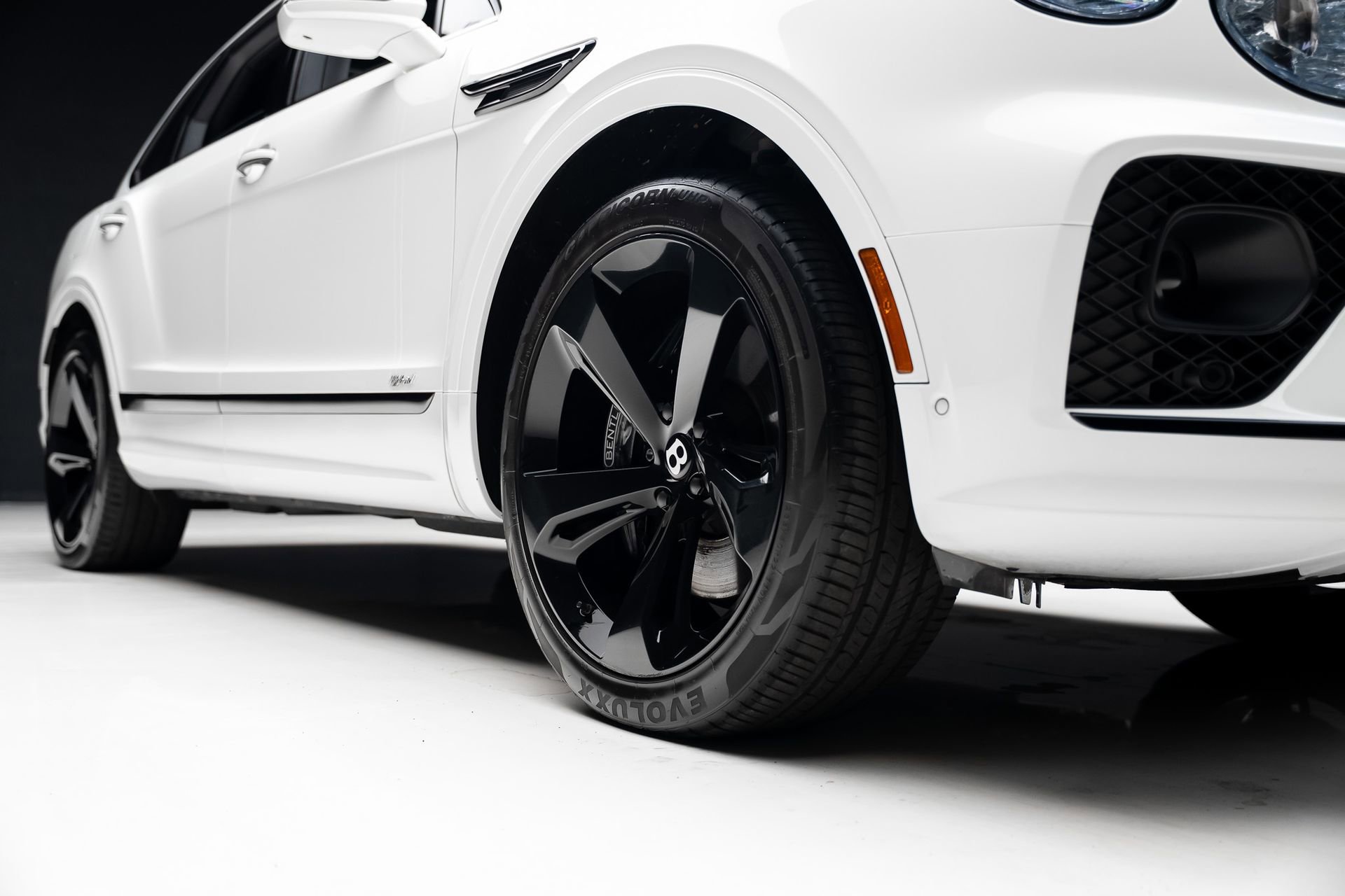 Used 2021 Bentley Bentayga Plug-In Hybrid image 77