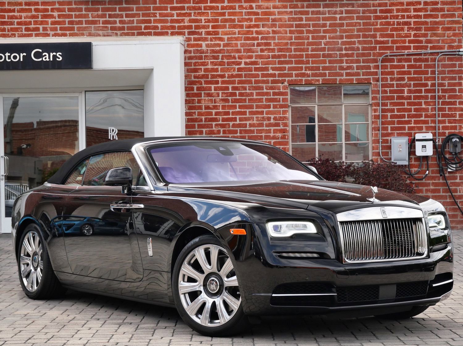 Used 2017 Rolls-Royce Dawn RWD image 19