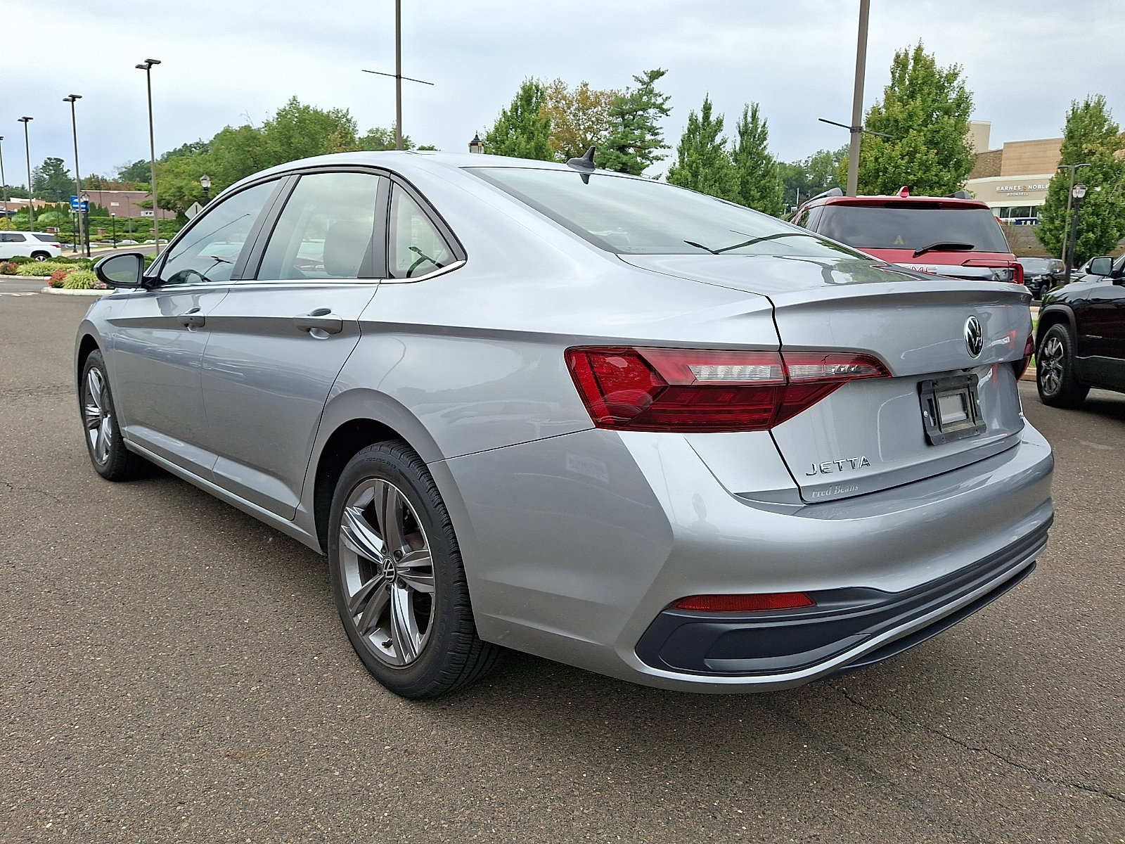 Used 2023 Volkswagen Jetta SE FWD image 4