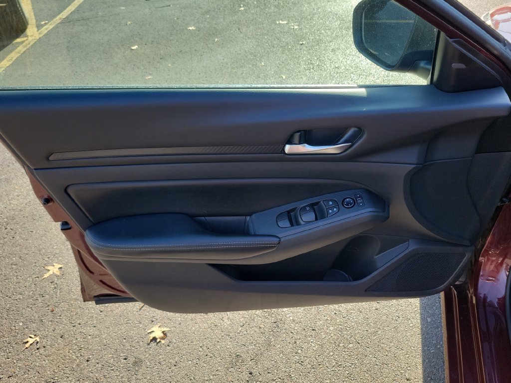 Used 2024 Nissan Altima 2.5 SV FWD image 21