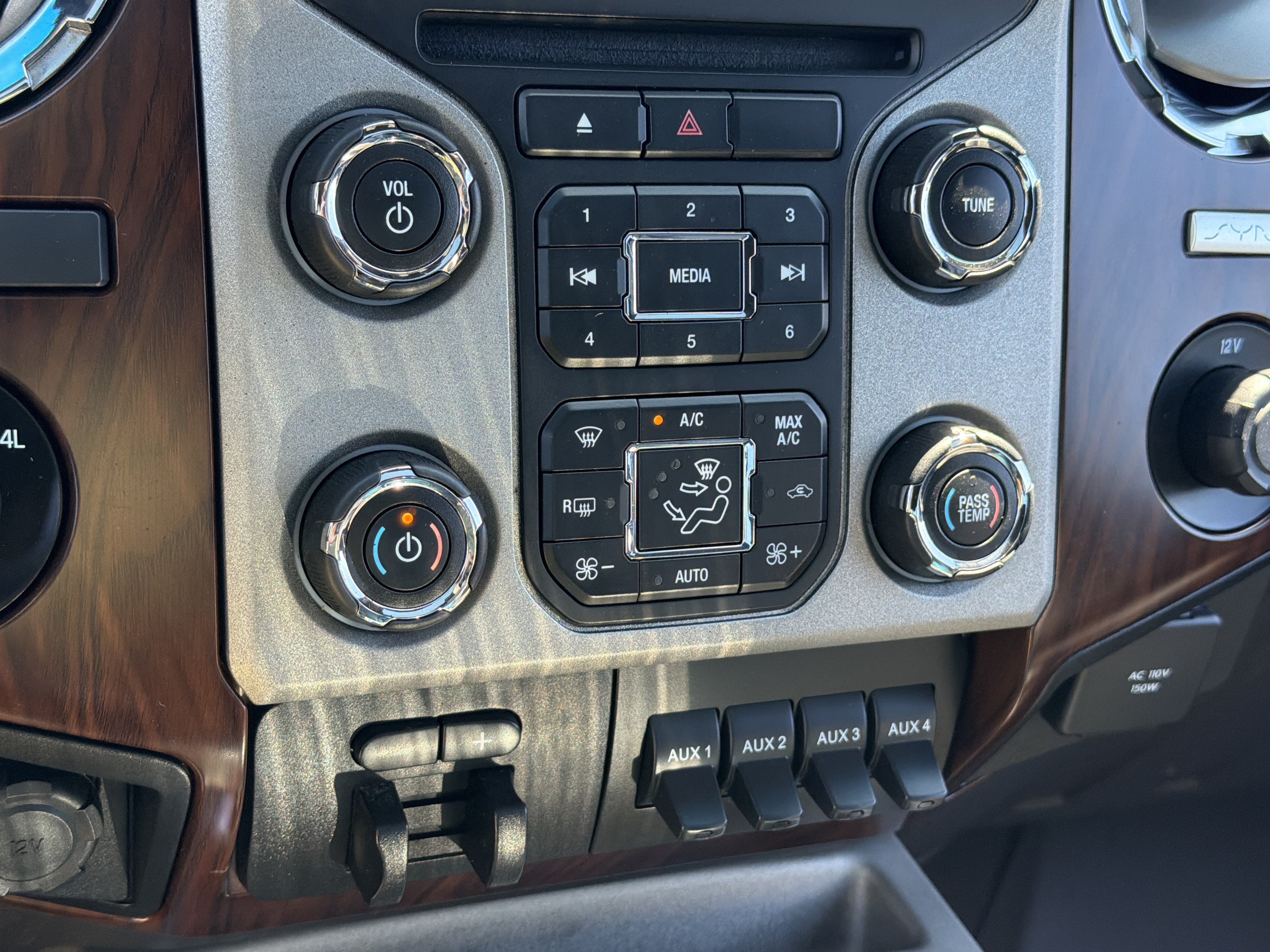Used 2016 Ford F350 Lariat w/ Lariat Ultimate Package AWD/4WD image 24