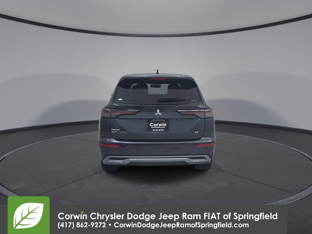 Used 2025 Mitsubishi Outlander SE image 13