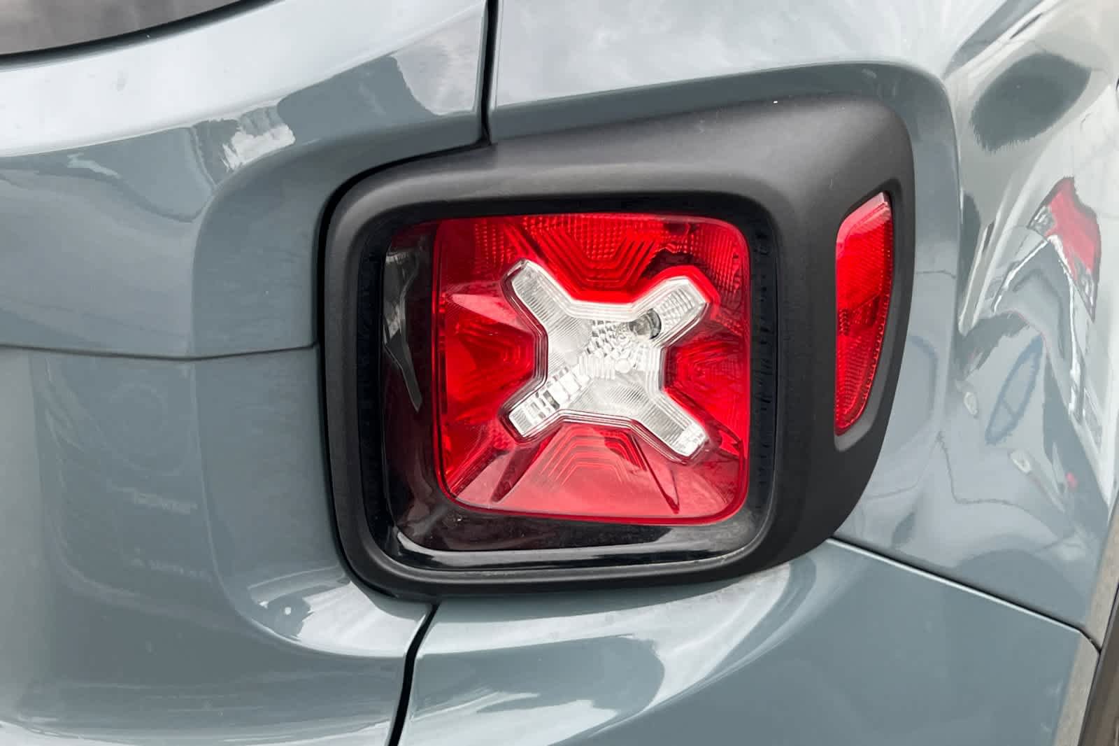 Used 2018 Jeep Renegade Altitude FWD image 18