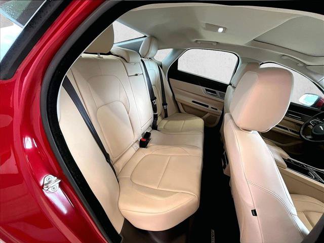 Used 2018 Jaguar XF Premium RWD image 26