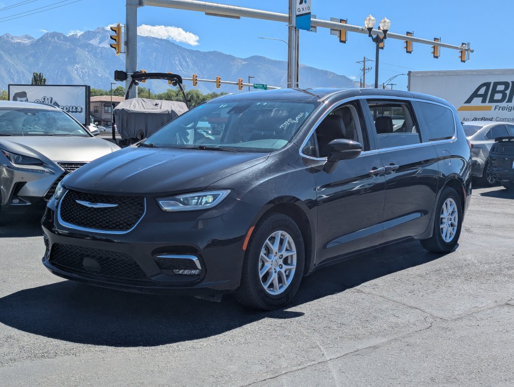 Used 2023 Chrysler Pacifica Touring-L FWD image 9