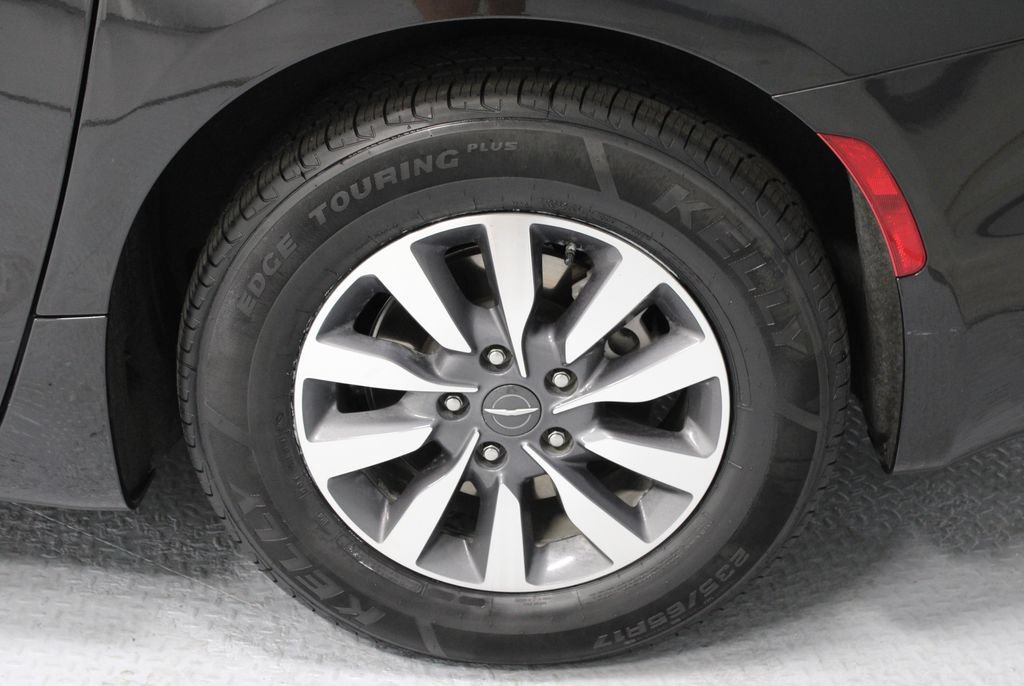 Used 2023 Chrysler Pacifica Touring-L FWD image 18