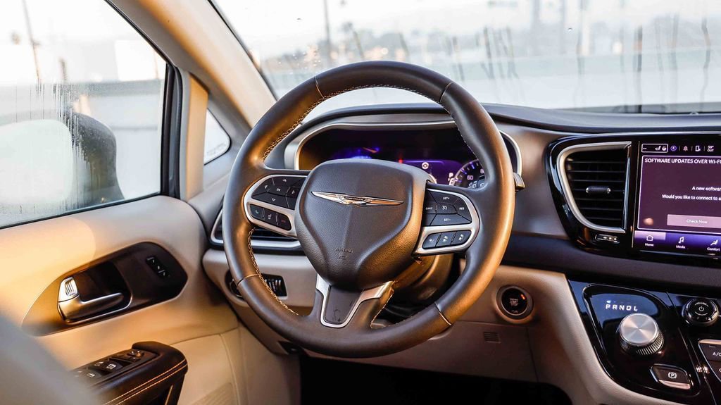 Used 2022 Chrysler Pacifica Touring-L FWD image 18