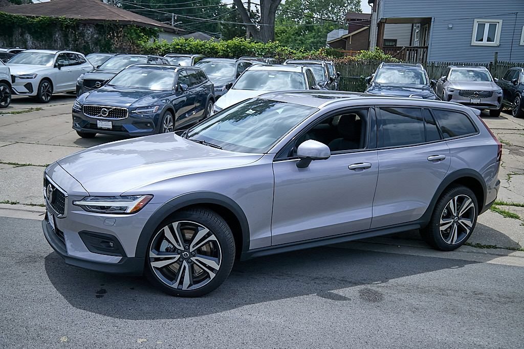 New 2026 Volvo V60 B5 Cross Country Plus w/ Climate Package AWD/4WD image 3