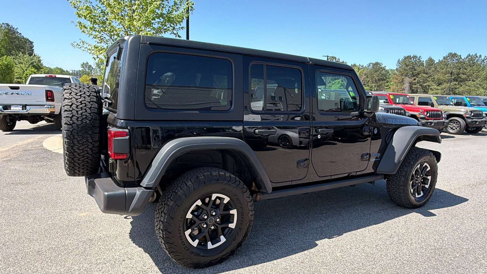Used 2025 Jeep Wrangler Unlimited Rubicon 4xe w/ Convenience Group AWD/4WD image 8