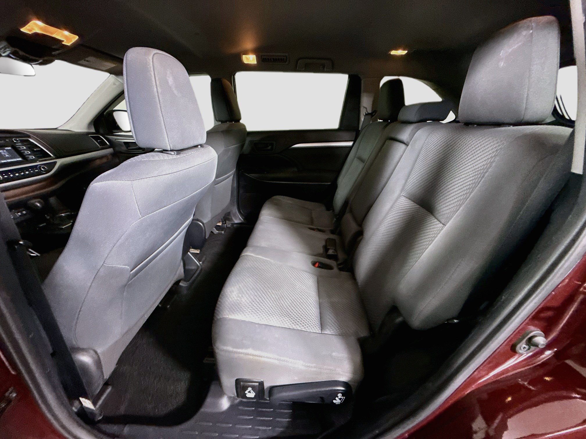 Used 2019 Toyota Highlander LE FWD image 24