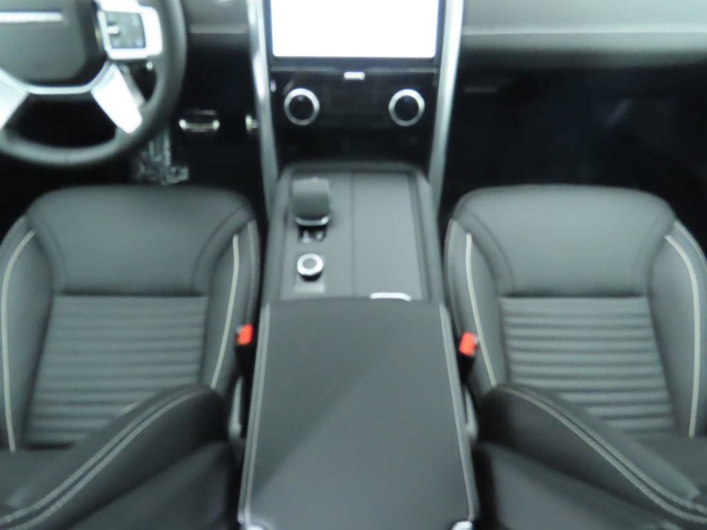 Used 2024 Land Rover Discovery Dynamic SE image 16