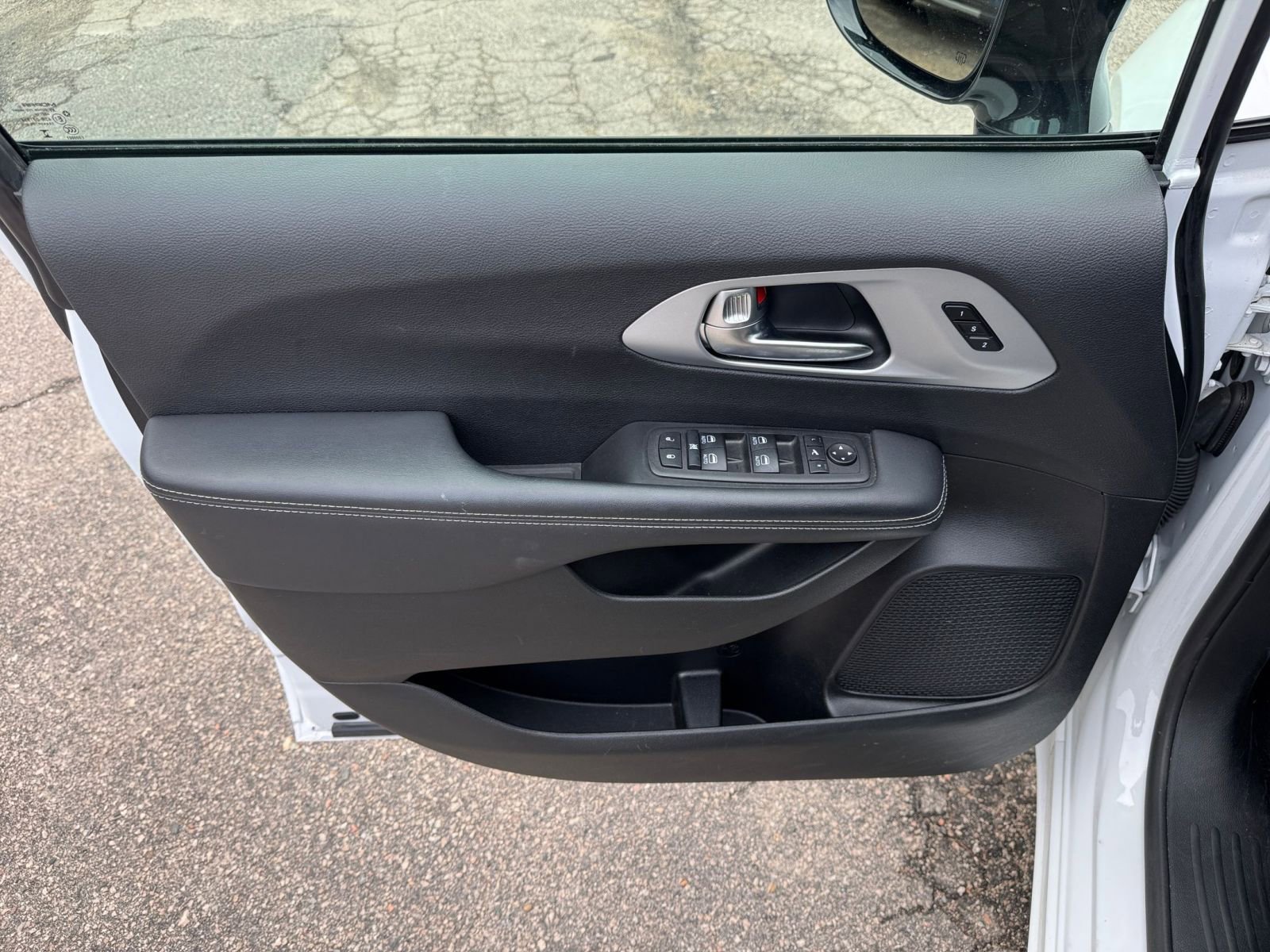 Used 2025 Chrysler Pacifica Limited image 18