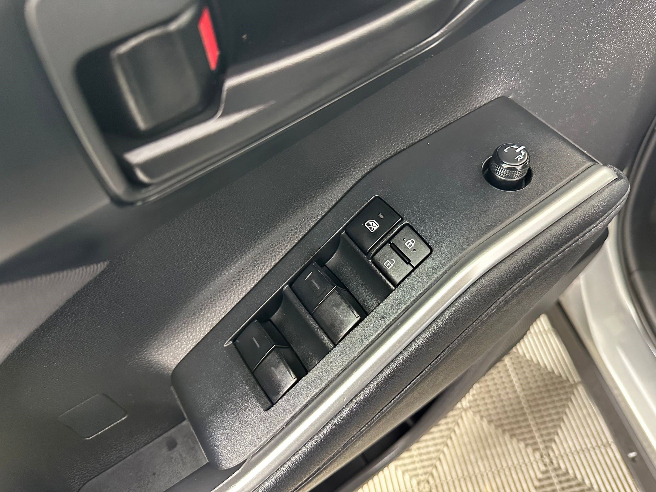 Used 2024 Toyota Highlander LE image 12