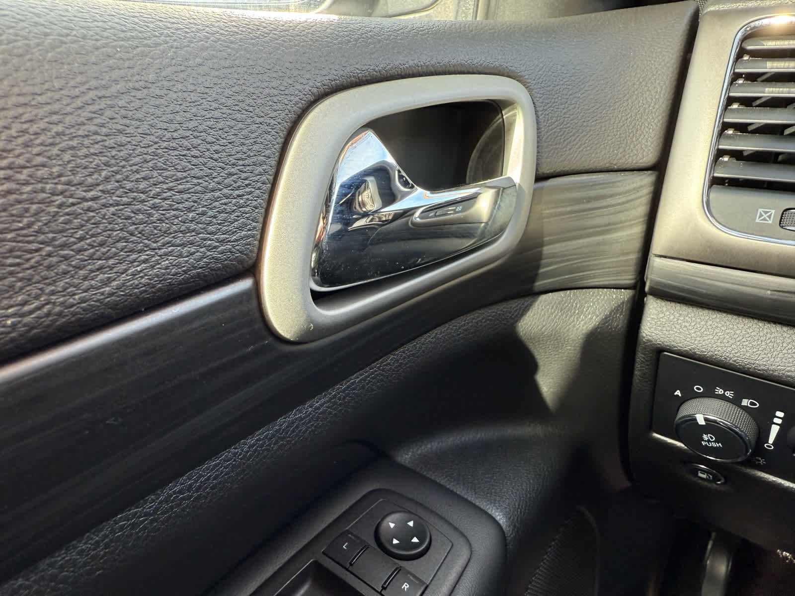 Used 2021 Jeep Grand Cherokee Laredo image 25