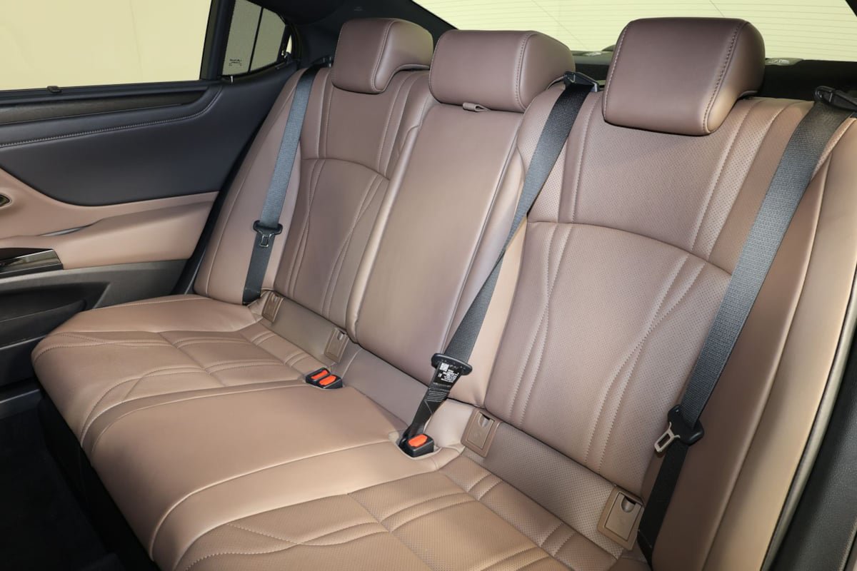 Used 2024 Lexus ES 300h Ultra Luxury w/ Accessory Package (Z2) FWD image 11
