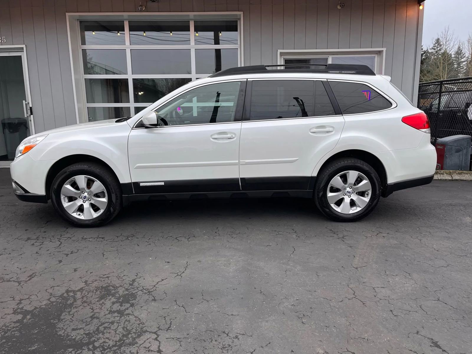 Used 2012 Subaru Outback 3.6R Limited w/ Moonroof Pkg image 9
